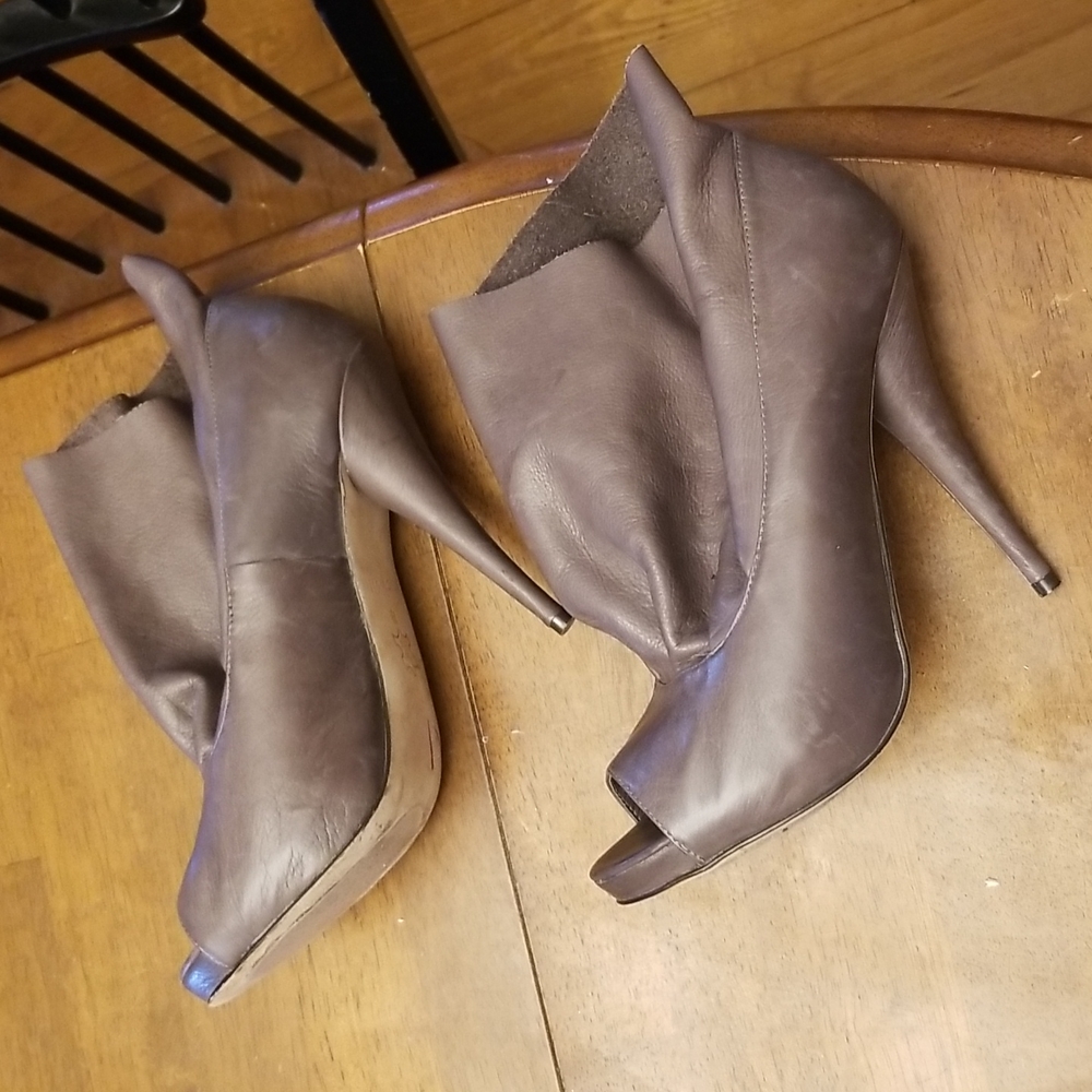 Dolce Vita taupe grayish peep toe heels size 8 - Picture 9 of 13